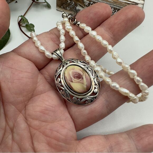 Vintage Jezlaine Porcelain Rose Pendant Freshwater Pearl Necklace - Picture 3 of 4